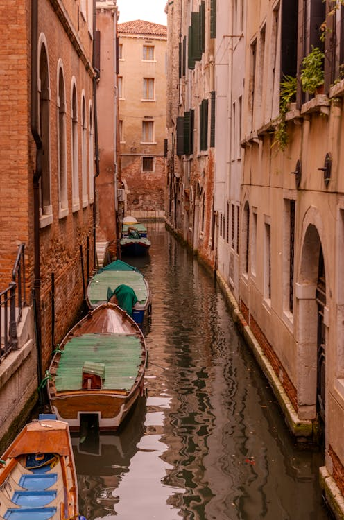 Os canais de Veneza, refletindo a beleza e a tradição da região.