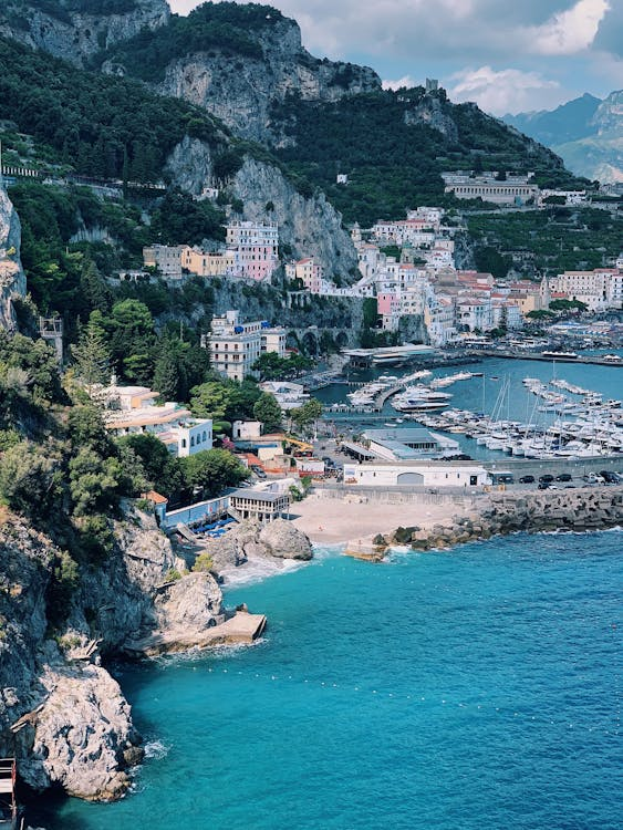 A costa de Amalfi, mostrando a beleza natural e o charme da região.